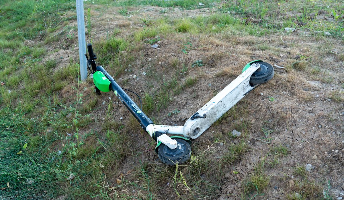 e scooter in der bahn